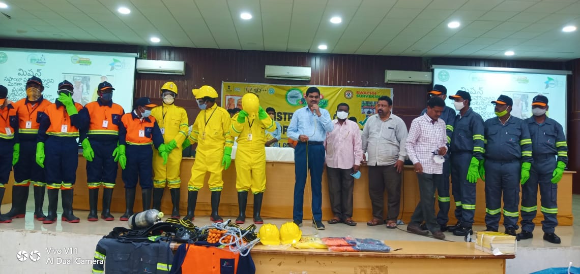 sanitationmck's tweet photo. Karimnagar Municipal Corporation distributed Uniforms &amp; PPE Kits to all Safaimitra"s for safe cleaning of sewers and septic tanks behalf of #SafaimitraSurakshaChallenge @arvindkumar_ias @Chary_VSC @SwachSurvekshan @KTRTRS @Secretary_MoHUA @SunilYadagiri @MC_Karimnagar https://t.co/xzvp1lAFzU
