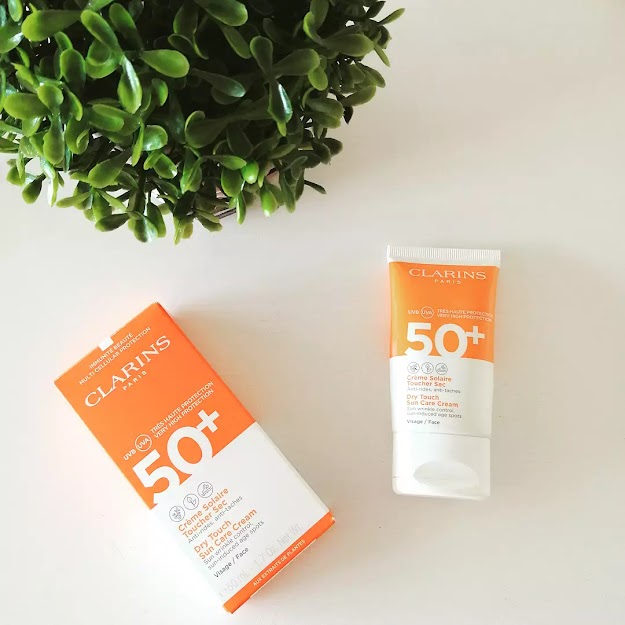 The M-List ♥  CREMA SOLAR TOQUE SECO DE CLARINS | REVIEW dlvr.it/S8VtXR