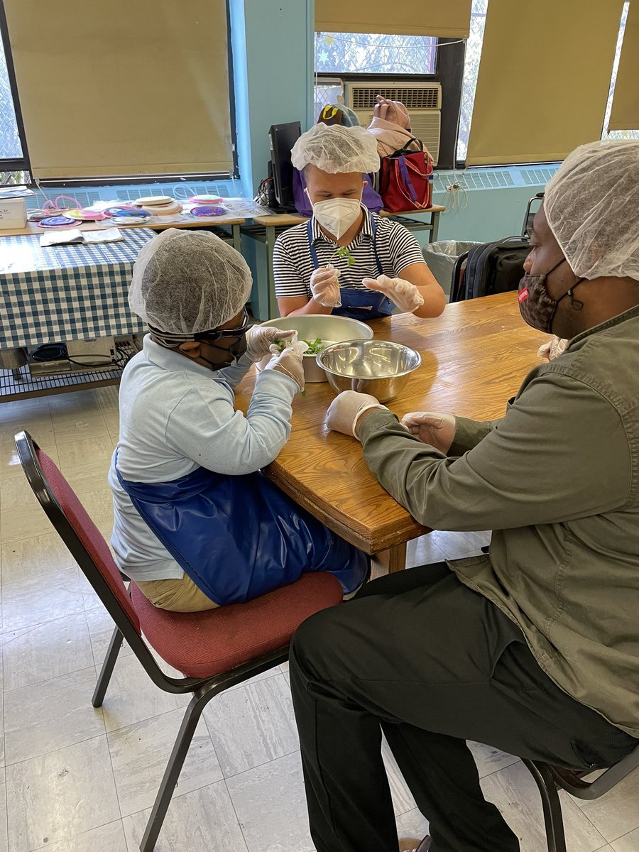 AcesJdhs's tweet photo. ACES’s is having a great morning preparing Baked Ziti and Garlic Knots for a special visitor…@JohnDeweyBK @jsimon1422 #dewinitdelicious https://t.co/UyiIfxEgoE