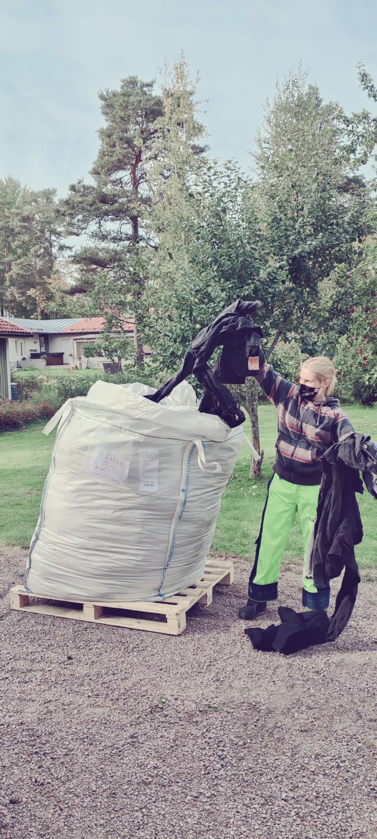 Uusin blogiteksti on nyt julki. Blogiteksti on täynnä tiukkaa asiaa.
Lue faktat farkkujätteestä, sen keräämisestä ja lajittelusta sekä siitä, kuinka Piece Of Jeans -farkkujen valmistus voi olla rankkaa ruumiillista työtä, pala palalta. 🇫🇮

<a href="/PieceOfJeans/">Piece Of Jeans</a> #kiertotalous #uusiokäyttö