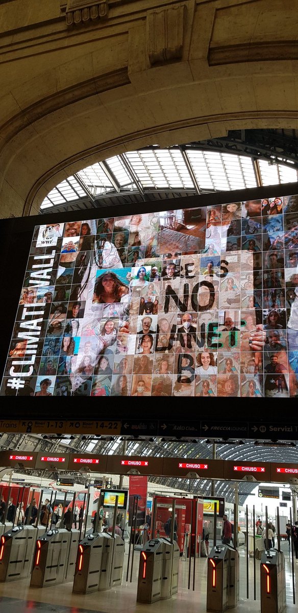 MgMidu's tweet photo. Arrivo alla stazione centrale di Milano con la folla di persone che chiedono di accelerare l'azione per il clima. Con il #climatewall del @WWFitalia puoi essere anche tu a Milano con la #GenerazioneClima https://t.co/ogDDJy834g