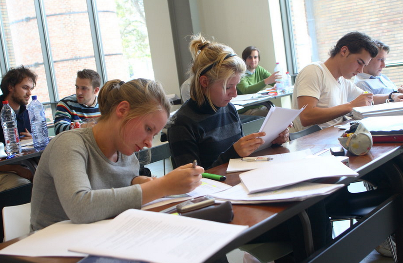 ugent_fge's tweet photo. We doen het te vaak. Zitten. Vooral studenten zitten veel😟. Met de campagne DARE TO STAND willen we die zitcultuur doorbreken, omdat hun welzijn ons nauw aan het hart ligt. Vanaf nu zullen we onze studenten aansporen om af en toe de benen te strekken, in de les en thuis 👍😄 https://t.co/ZYky6I2fcE