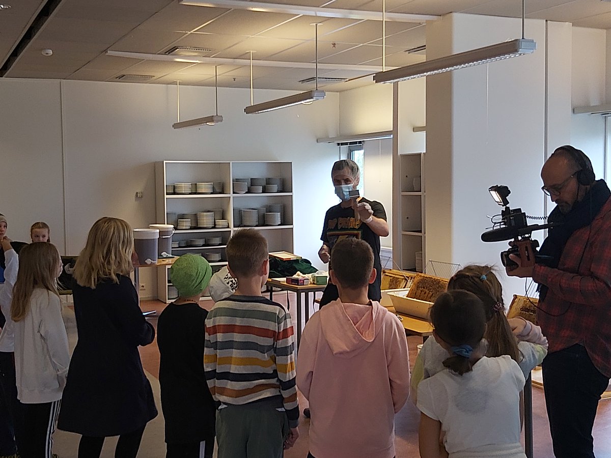 Le #LFF #HRSK a eu le plaisir de recevoir l'équipe de #Destinationfrancophonie, l'émission francophone par excellence. Rendez-vous en novembre sur #TV5MONDE pour découvrir notre école.