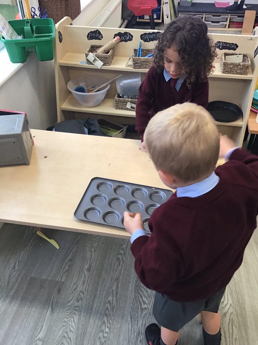 CharlesPrimary's tweet photo. Three little pigs fun. We are making a brick house, making wolf pancakes and drawing pigs in Reception this morning. 🐷🐽🐖#StChEnglish #StChWriting #StChArt #StChEYFS https://t.co/LtelftE45v