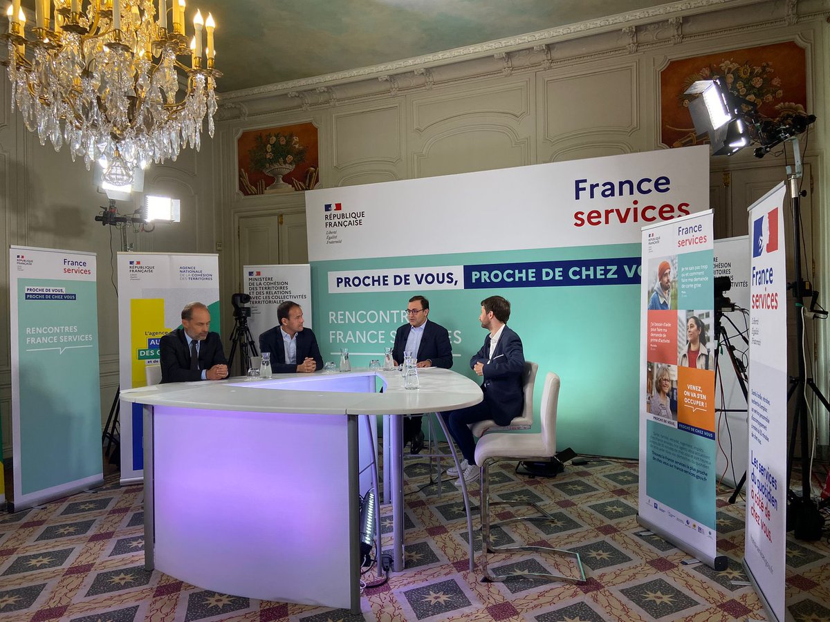 Remettre de l’humain au cœur du numérique, c’est rouvrir des guichets dans les territoires. C’est aussi remettre des gens pour accompagner et former au numérique.
C’est ce que nous faisons avec #FranceRelance→4000 Conseillers Numériques #FranceServices seront déployés partout 🇫🇷