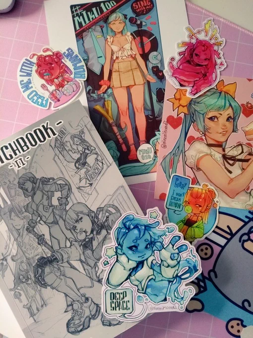 El sketchbook, unos stickers y dos prints de la reina Miku de @MinemikoMali 💙 