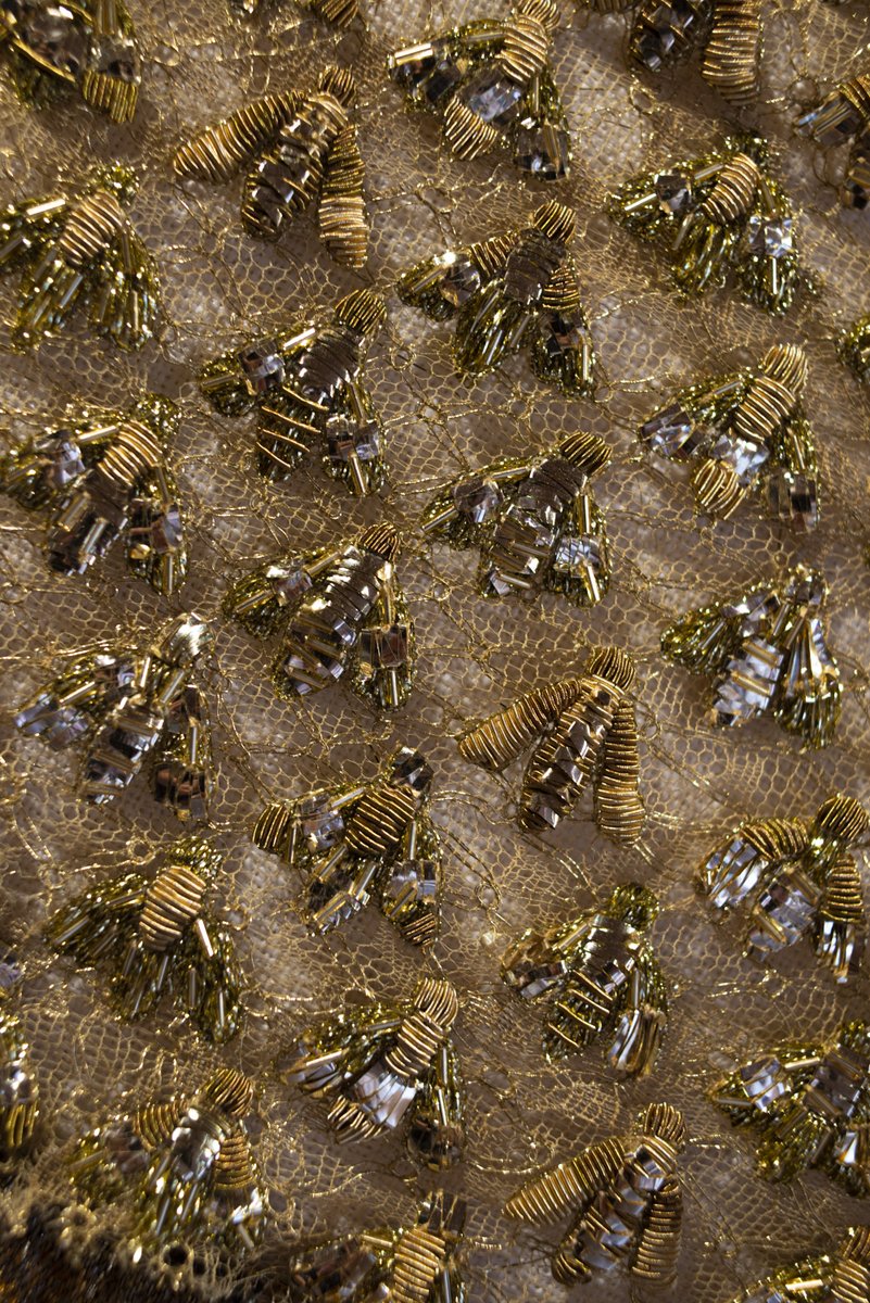 McQueen's tweet photo. Details of the Bees collection embroidery, displayed at the #McQueenRoses installation at #27OldBondStreet

“Front and foremost in this collection was the idea of the pollination of flowers and the work that bees do.. about the natural world" -Sarah Burton
https://t.co/ui4hyD37Vq https://t.co/7LIIMmTend