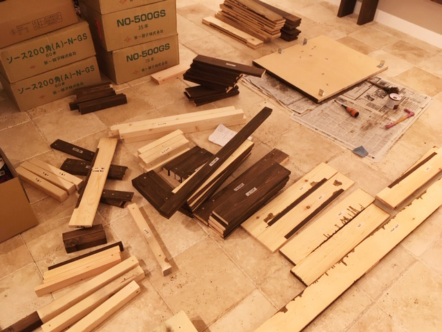 田村 公祐 カウンターや古い棚を解体したら大量の廃材が出たので 次の棚に再利用するため 吉祥寺 の材木店に持ち込んでカットしました ホームセンターでは持ち込み材お断りですが 捨てて買い直して塗装し直すのは面倒で不経済なので こうした柔軟な