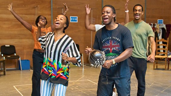 headlinepg's tweet photo. The adaptation of @TheBookerPrizes shortlisted #TheLong Song by Andrea Levy has its World Premiere @ChichesterFT . Don’t miss this epic staging of her award-winning book https://t.co/R1nyAQ5wSW https://t.co/Wivse2ccAM