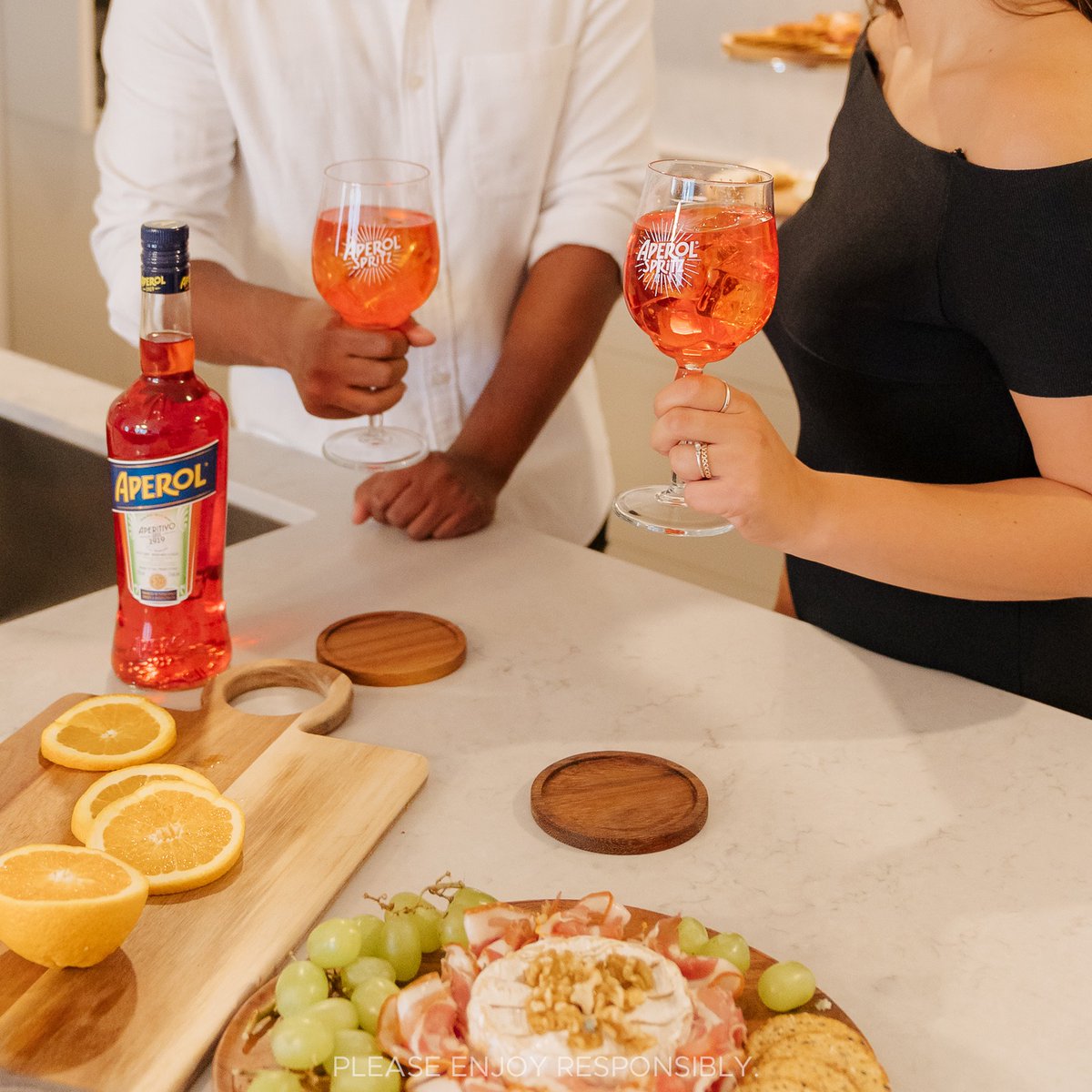 Aperol アペロール 気分を切り替えたい時は お家で アペロールスプリッツ チーズ 生ハム フルーツを盛り合わせておうちでハッピーアペリティーボタイム アペロール アぺタイム カクテル おうちカクテル 可愛い アペリティーボ おもてなし