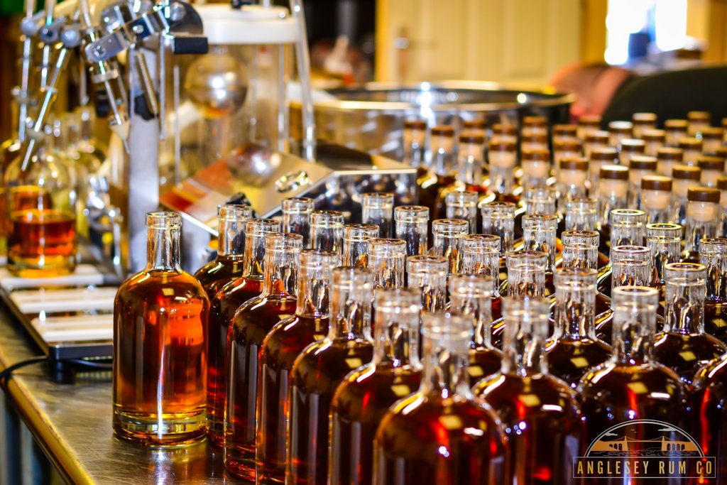 AngleseyRum's tweet photo. Bottling up more of our Llanddwyn spiced rum!😍

Want to see the process? Look out for our next post!

#rum #whisky #cocktails #bourbon #drinks #gin #cocktail #bartender #mixology #vodka #alcohol #drink #cheers #handmade #drinkstagram #liquor #drinklocal #ginandtonic https://t.co/6EwJyDQVnu