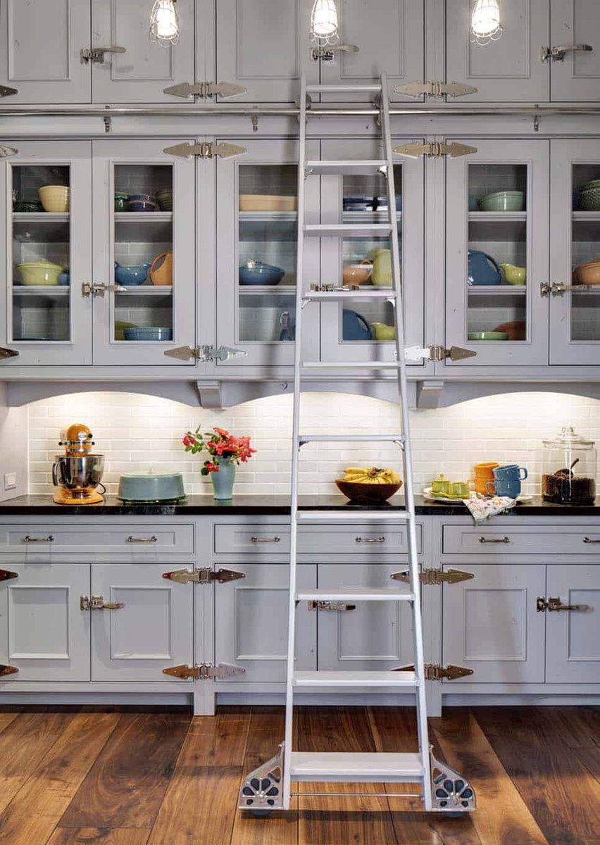 OneKindesign's tweet image. Whimsical shingle-style home features fabulous living on Lake Geneva onekindesign.com/2018/10/12/whi…