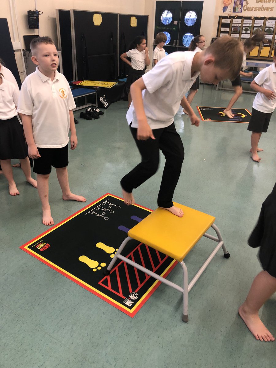 stjosephskly's tweet image. Oak Class PE using our new @Action_Mats @bcw_cat #BestDaysOfTheirLives #OakClassRules