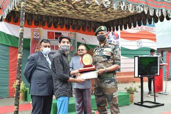 Mahika_Gull's tweet photo. GOC Chinar Corps, Lt Gen DP Pandey felicitated students of Ist & IInd Batch of Kashmir Super 30 Medical, who are now successfully undergoing the MBBS #WorldTourismday #BeautyOfKashmir #KashmiriYouth #RyderCup #RCBvsMI #BrexitFuelShortage #MeraKashmirBadalRahaHai https://t.co/00Y0qNkxQy