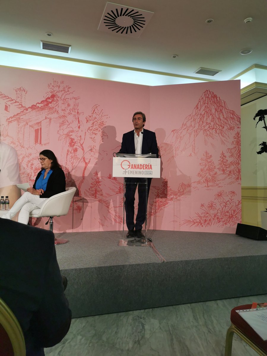 YinaSC's tweet photo. @FelixHernaez de @Zoetis abre el coloquio "España rural: mujer y Vida" en #ganaderiaenfemenino sobre los retos país en transición ecológica, fondos europeos y sector primario. #sostenibilidad #diversidad #reputacion https://t.co/HSZ6aODzuq