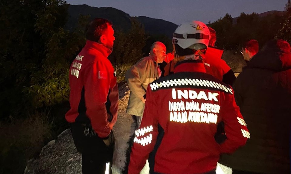 ntv's tweet photo. HER YERDE KENDİSİNİ ARADI
Kayıp ihbarı sonrası çalışmalara katıldı https://t.co/W9CNQEvvm2 https://t.co/9Jb3R2T3JS