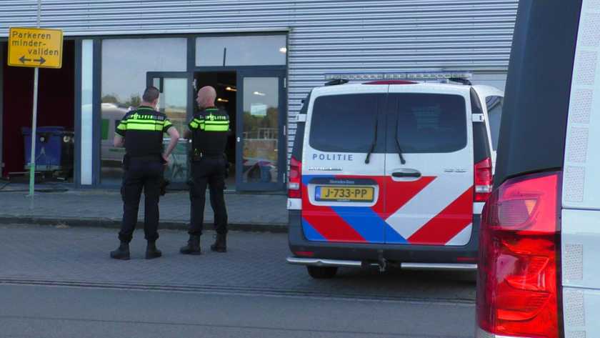 Auto rijdt vaccinactiecentrum Goes binnen.