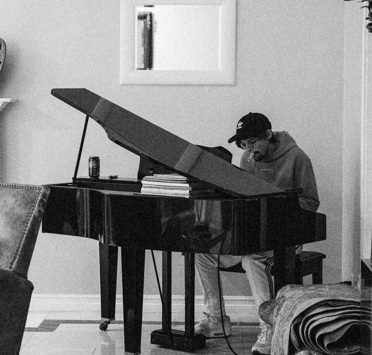 ୨୧ h&l daily (@daiiylarry) on Twitter photo 