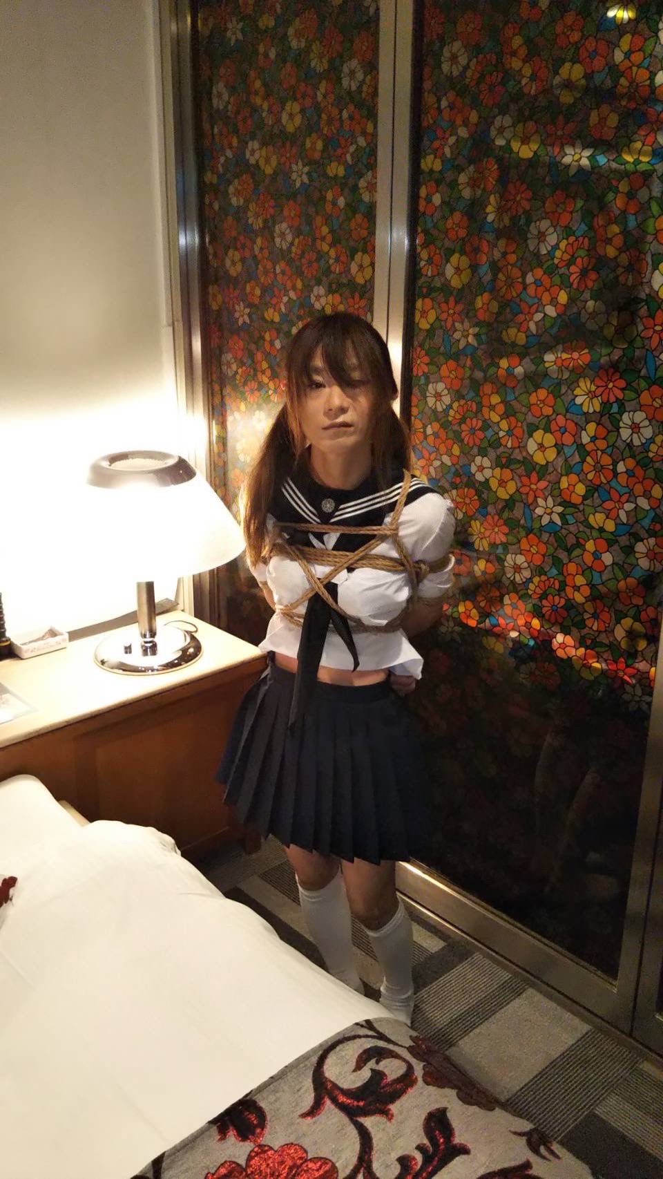 片足吊り緊縛  / X