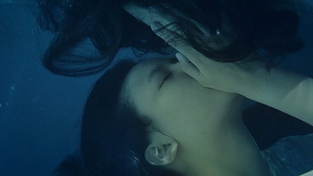 m_o_v_i_e_'s tweet photo. 『ほったまるびより』
物販でBlu-Rayも発売されておりAプログラムの目玉と言ってもいい本作。
肉体や呼吸が奏でる音が劇伴となる不思��体験。
言語を排除して座敷童子的な女の子たちが身体で表現する感情の会話、踊りと映像の融合はまさにダンス・フィルムだ。
#吉開菜央特集 #吉開菜央
#DancingFilms https://t.co/osUzkbtbvT