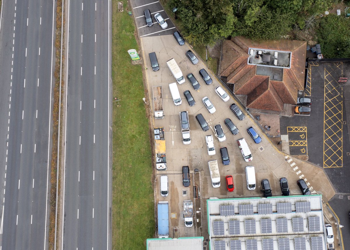 The panic buying continues…as seen on the A3 in Surrey.
#dontpanicbuy #PanicAtThePumps