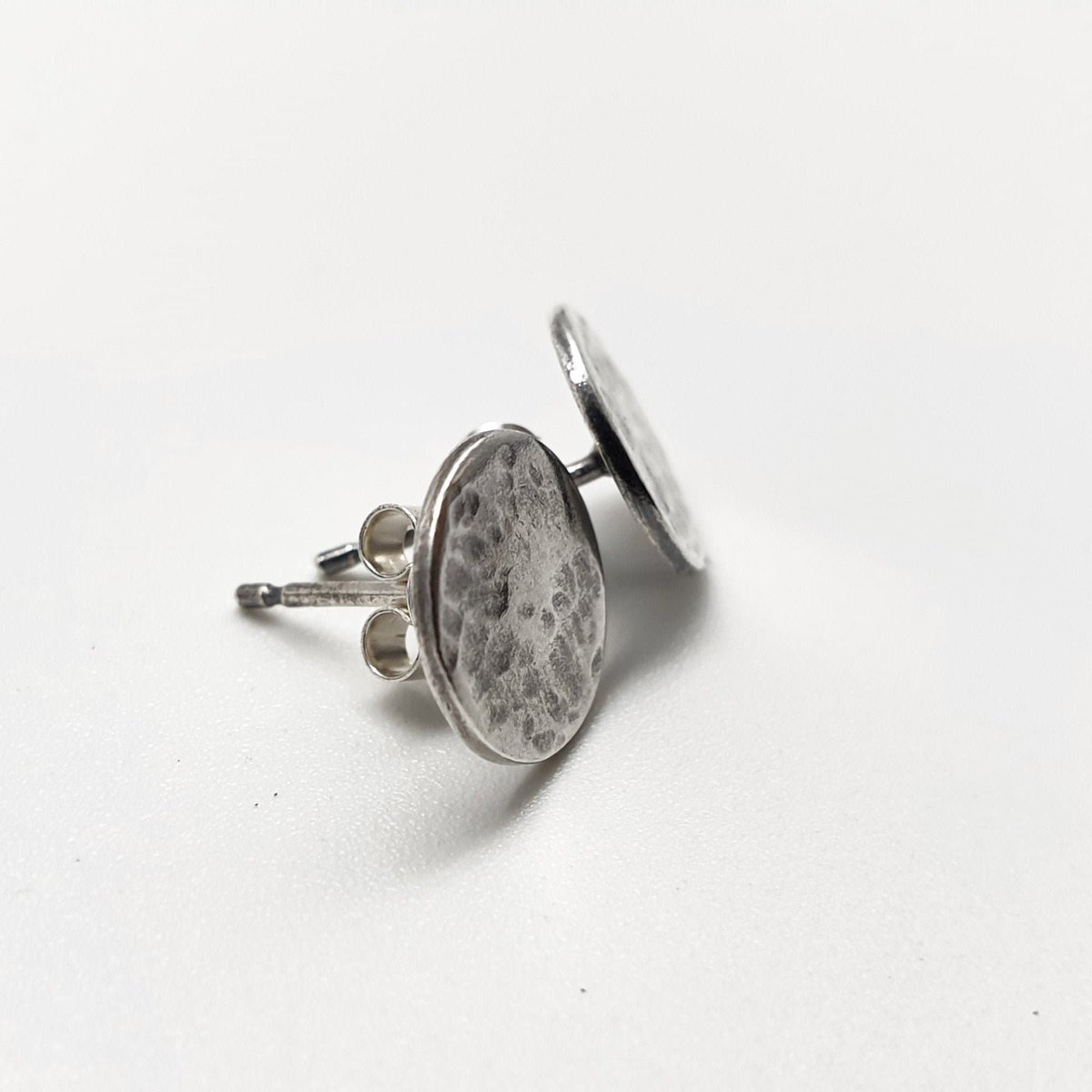 MaisyPlum2's tweet photo. Simple Textured Silver Disc Stud Earrings https://t.co/ZplUNayTUX #Etsy #MaisyPlum #SimpleStuds https://t.co/D7q6JtB3l2