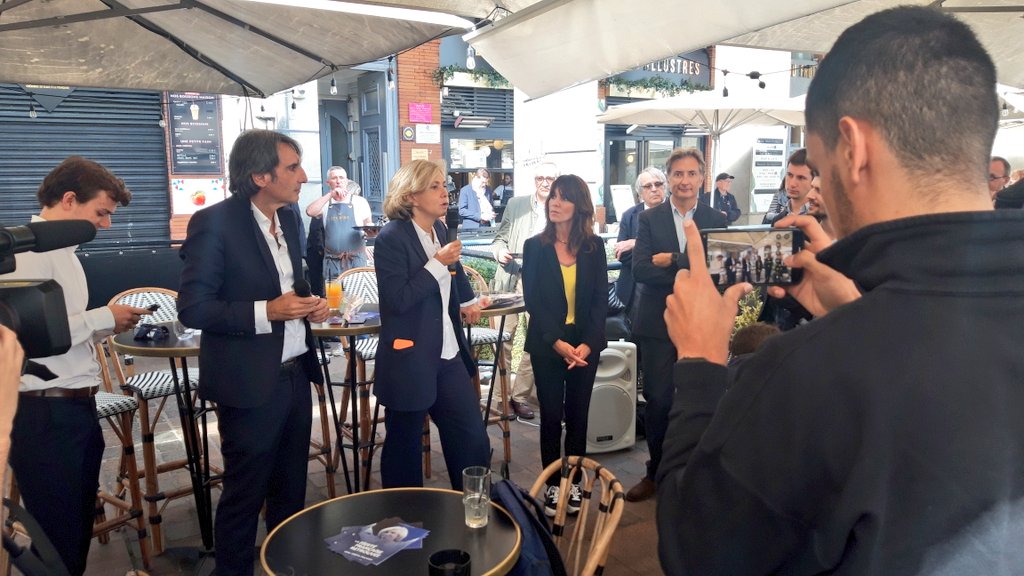 SoyonsLibres's tweet image. À Toulouse, @vpecresse présente aux adhérents et aux élus son projet pour la France : rétablissement de l&apos;autorité, réarmement de la justice, nation éducative, débureaucratisation des services publics, libération des énergies entrepreneuriale, revalorisation du travail, famille..