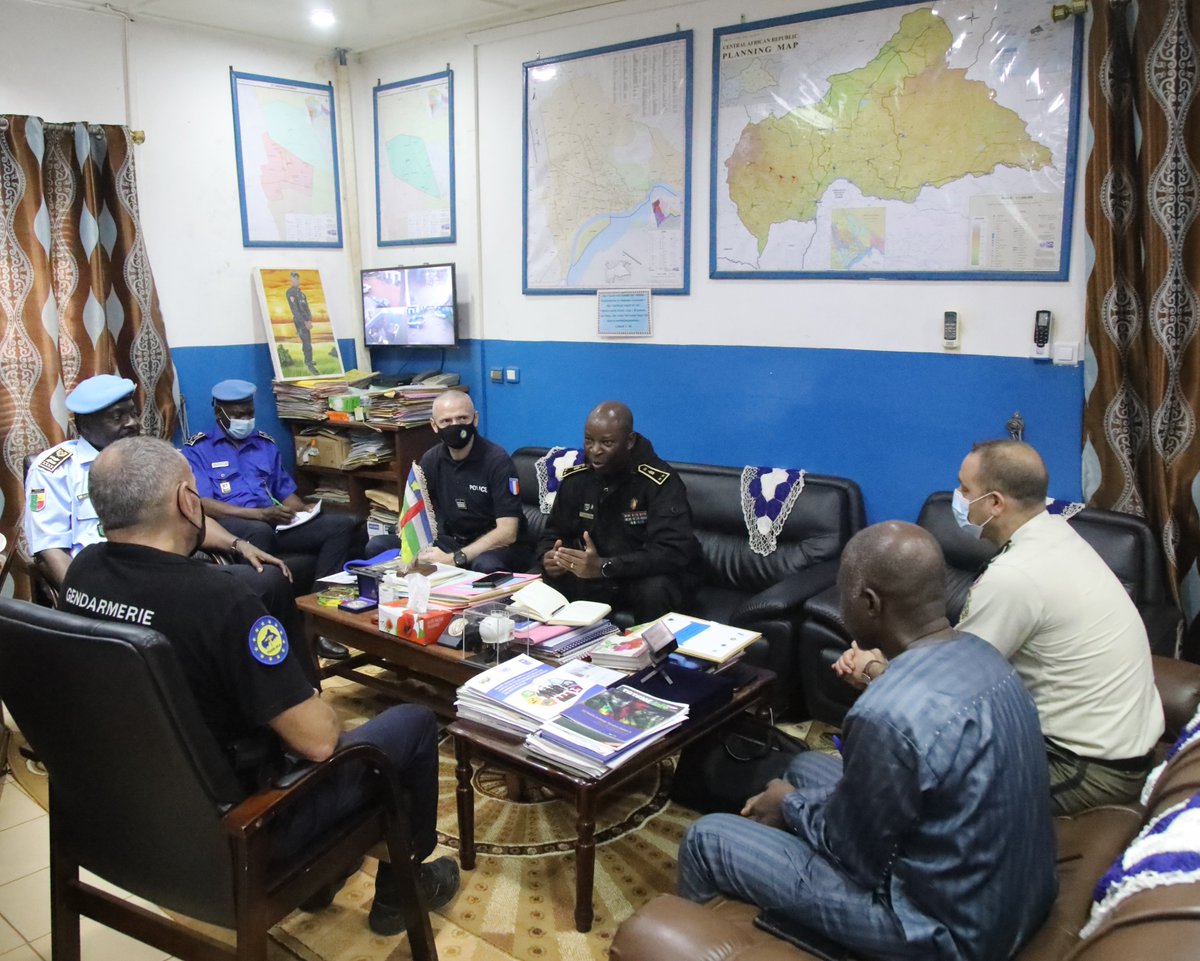 UNPOL_RCA's tweet photo. Le projet de Loi Organique officiellement remis au DG de la Police Centrafricaine 🇨🇫 le 27 Septembre 2021. Un travail conjoint @UNPOL_RCA , #PNUD_RCA, #EUAM_RCA, #RSS #MINUSCA en collaboration avec l’Unité Mixte de Gestion des Projets (UMGP) des Forces de Sécurité Intérieures👮♀️👮 https://t.co/UtehN6nBmk