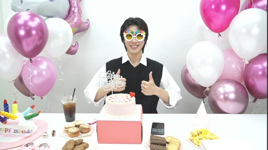 ZHMLIKA's tweet photo. HAPPY HENDERY DAY 🎂🎉🎈
So cute 真可爱😍
生日快乐 -黄冠亨💙❤🎉🎂 
@WayV_official
#HENDERY #HappyHENDERYDay #黄冠亨0928生日快乐 #黄冠亨 #เฮนเดอรี่ https://t.co/TLAKEitWQa