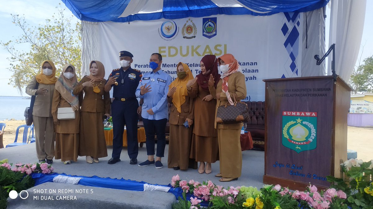 IkaMainar's tweet photo. Mengikuti Edukasi PermenKP no.17 Tahun 2021 bersama Dirjen PSDKP KKP dan pembudidaya lobster di Pulau Kaung,Sumbawa,NTB,Luhkan Mainar Ika Asfanti,Isyatirradiah dan Wisnu Widyo Wicaksono,Selasa 21/9/2021
#GiatLuhkanSatminkalGondol 
#sumbawa 
@RISET_GONDOL 
@puslatluhkp 
@brsdm_kp https://t.co/qiNQtCzvcI