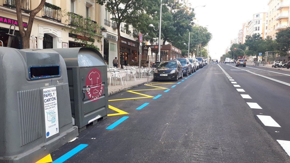 Martavgamazo's tweet photo. @JMDretiro @Lineamadrid Estas plazas antes de asfaltar en Narváez eran verdes ¿es que anoche sólo tenian pintura azul?¿se podrían recuperar para los residentes? https://t.co/rvZUNi5jgz
