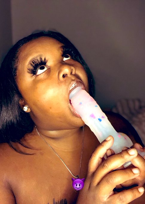 3 attachments of my toy sucking selfies 🤗🥰🙌🏾 https://t.co/8GTDdP8aCC