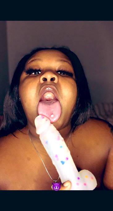3 attachments of my toy sucking selfies 🤗🥰🙌🏾 https://t.co/8GTDdP8aCC