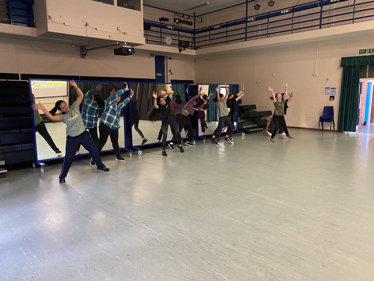 TeamAHSPE's tweet photo. Girls Active enjoying Just Dance #jumpingjumping https://t.co/4seQjgH81t