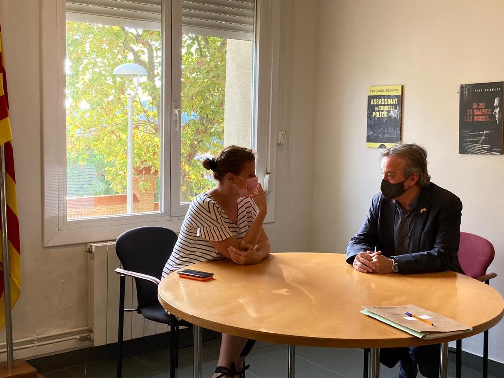 govbarcelona's tweet photo. Seguim copsant des del territori aquells temes que preocupen als municipis. A #Tiana, a la Serralada de Marina, parlem amb l'alcaldessa @_martamartorell de seguretat, joventut i projectes de futur @Aj_Tiana #Maresme @MorralToni https://t.co/tyymq81rLS