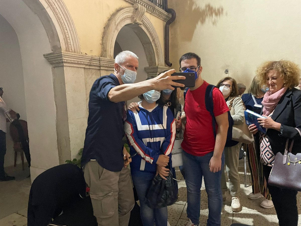 ubikfoggia's tweet photo. Ieri sera, insieme con gli amici della Biblioteca #LaMagnaCapitana abbiamo dato vita ad una splendida "coda" di #FuoriGliAutori nel chiostro della Biblioteca di #Candela con il sempre magico @fracarofiglio e il suo romanzo #Lenostrevite @edizpiemme https://t.co/NX6sXBNzGs