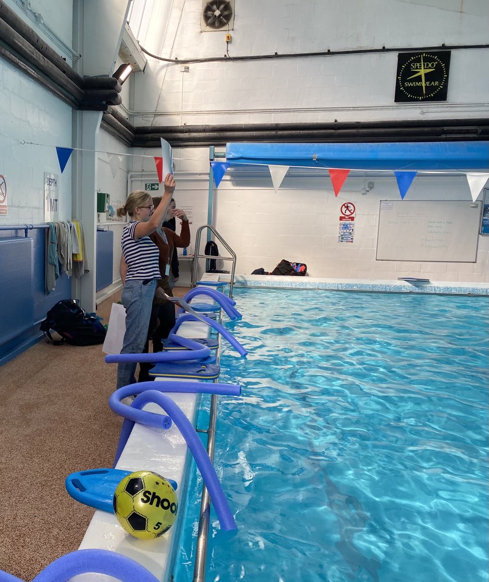 TeamAHSPE's tweet photo. Year 12 Swim Leaders teaching beach flags to Year 8 #rookielifeguard https://t.co/NgDKMsvayM