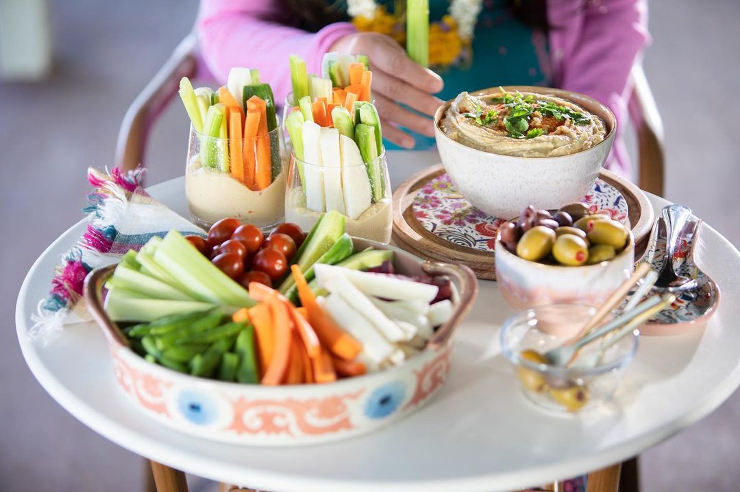 WaiLanaYoga's tweet photo. Even if we eat #healthy foods at mealtime, we should still try to avoid junky snacking. Keeping a dish of cut veggies in the fridge with a nice dip (like this hummus) is a good go to snack. https://t.co/lj3dU1r4R8