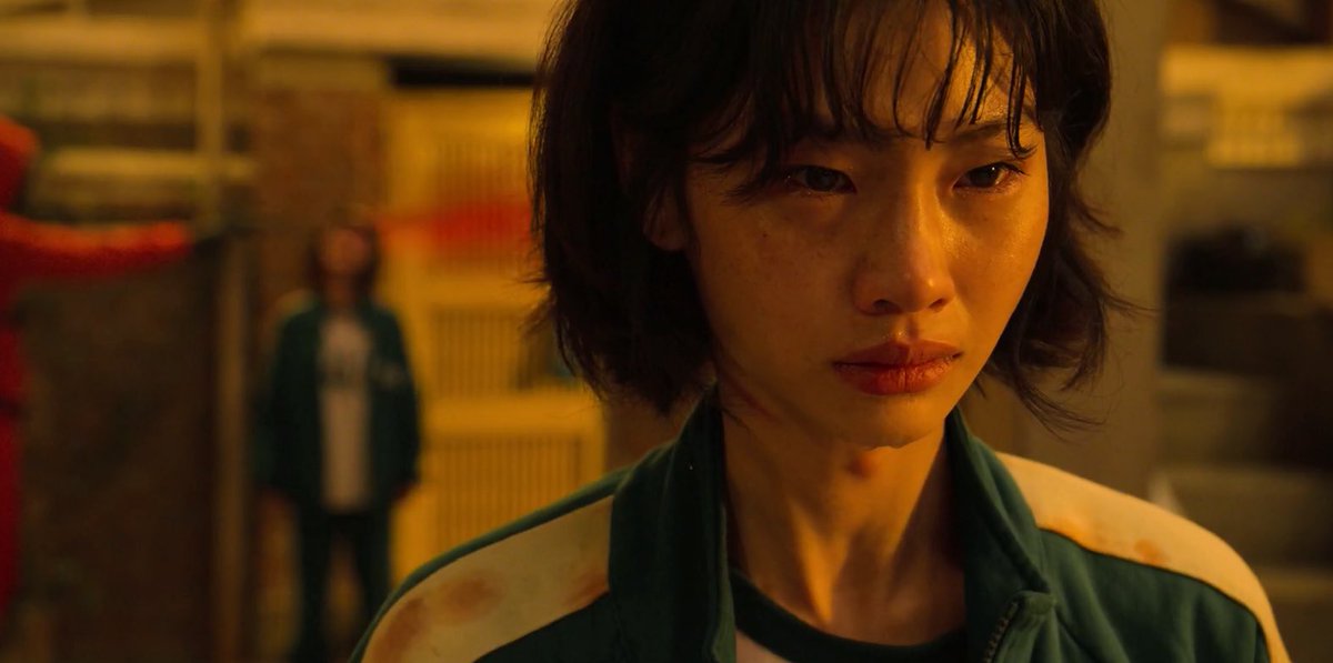 鱿鱼游戏就这个桥段我真的看哭了😭
为什么哭，就是因为晓和智英就想两个天真无邪的小孩子一样。一个是爱生气的“不高兴”，另一个是没想法的“没头脑”，都共同经历悲惨的过去，彼此都能感受对方温度，原本能够成为心照不宣的好朋友，却只能在未来相遇了。