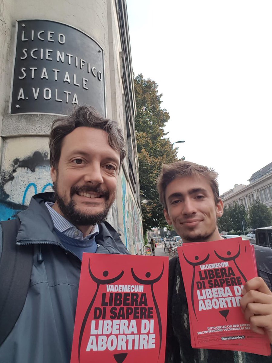 Oggi è la giornata internazionale per il Diritto all’#Aborto. Insieme a <a href="/llipparini/">Lorenzo Lipparini</a>, Luca Biscuola, <a href="/Fede_Valcauda/">Fedric_v</a> siamo andati davanti alle scuole a distribuire il Vademecum di Libera di Abortire la campagna di <a href="/Radicali/">Radicali Italiani</a>. 

Oggi alle 16.30 in #Unimi in Via Festa del Perdono.