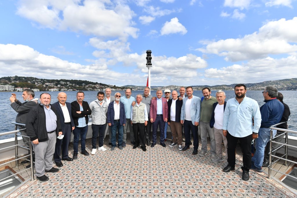 hilmiturkmen34's tweet photo. Bugün Valide Sultan’da taksici arkadaşlarımızla kahvaltı yaptık.

Aynı yollarda çalışıp 20 yıl birbirini göremeyen, hasretle birbirine sarılan taksiciler gördüm, duygulandım.

İşte böyle yoğun, kesintisiz bir temponun insanıdır taksiciler. 
Allah işlerini güçlerini rast getirsin. https://t.co/FlCkw88njl