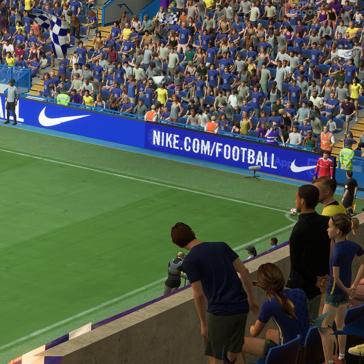 CarraFifa's tweet photo. La gente asomándose para ver mejor el corner #FIFA22 https://t.co/74ZjJvscJf