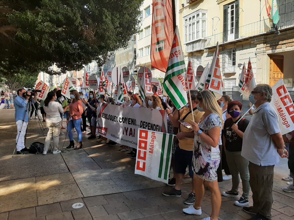 ccoomalaga's tweet photo. DEPENDENCIA. Esta mañana hemos vuelto a salir a la calle en Málaga para exigir el desbloqueo del convenio de la dependencia. https://t.co/T4EP6E1Zko