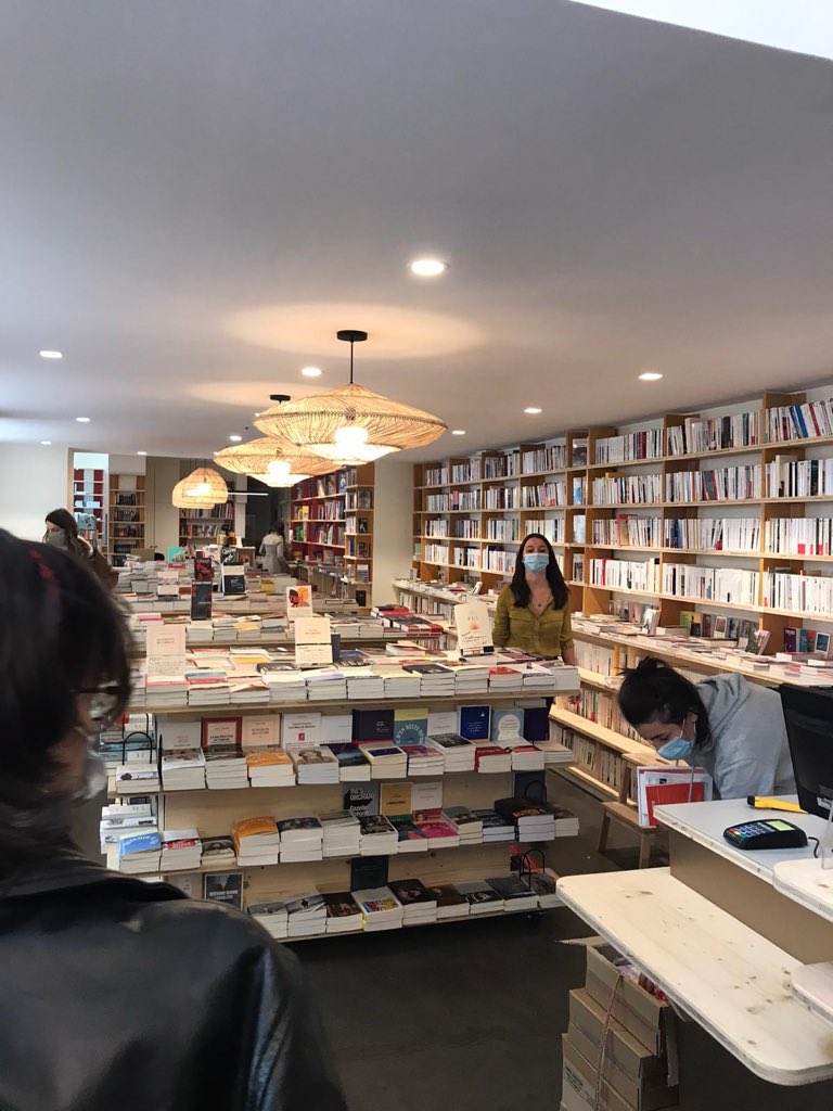 MParisCentre's tweet photo. .@ArielWeilT, @cbrossel et @DorineBregman ont visité des commerces de la @Semaest à #ParisCentre.

Boucherie, maison d’édition, cantine bio, librairie et boutique de porto : des commerces de proximité maintenus grâce à l’action décisive de la ville de @Paris. https://t.co/7w0ZWY8mlT