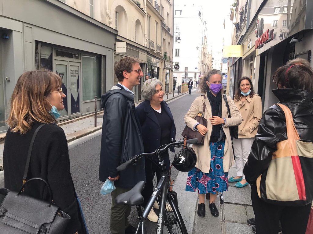 MParisCentre's tweet photo. .@ArielWeilT, @cbrossel et @DorineBregman ont visité des commerces de la @Semaest à #ParisCentre.

Boucherie, maison d’édition, cantine bio, librairie et boutique de porto : des commerces de proximité maintenus grâce à l’action décisive de la ville de @Paris. https://t.co/7w0ZWY8mlT