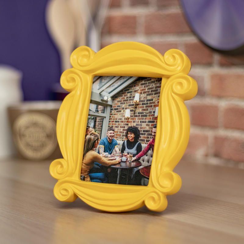 Show off your own #Friends with this weeny iconic #peephole #photoframe! A fine lil' #gift for any #Friendsfan! Find it, and our other #Friendsmerchandise over on the link or in-store!  buff.ly/30GXbtt 👯 🕺 👫 💏