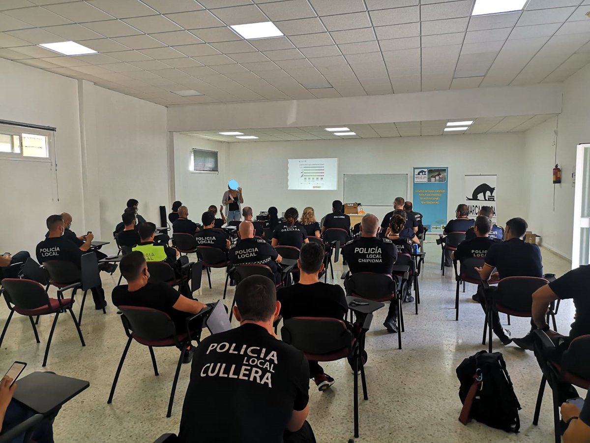 Nuestros compañeros peludos🐶 también tienen derecho a descansar💤mientras a sus guías👮les toca aprender.
#K9 #CursoGuiasCaninos #MarcajeLapa🐕‍🦺👮