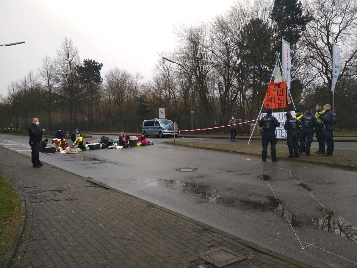 Am Donnerstag gibt es einen weiteren #Gerichtsprozess am AG #Reklinghausen wegen der #TearDownWestfleisch <a href="/StopWestfleisch/">TearDownWestfleisch</a> #Blockade im Februar. Kommt vorbei, seid laut und solidarisch! Weitere Infos zu Uhrzeit und Saal folgen. 
#gerichtesindzumessenda