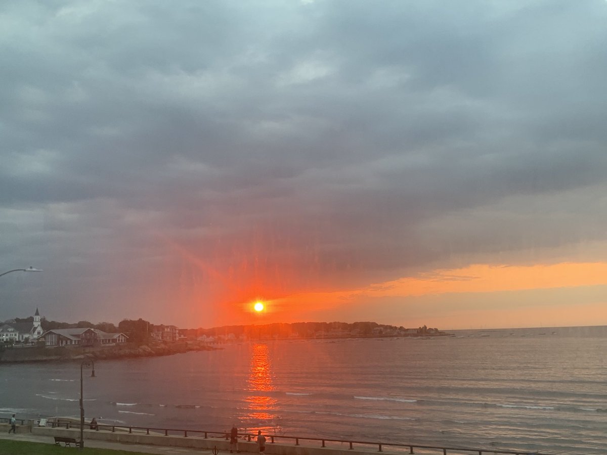 crowell_t's tweet photo. Missed this view… Good morning!!  #Lynn  #Thisislynn #sunrise #northshore #Boston https://t.co/YYcaKc2pPI