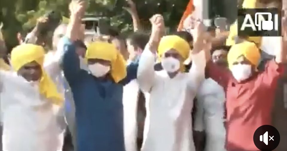 Kanhaiya Kumar and Gujarat MLA Jignesh Mewani meet Congress leader Rahul Gandhi at Shaheed-E-Azam Bhagat Singh Park, ITO, Delhi
#KanhaiyaKumar 
#JigneshMewani 
Strengthen Congress